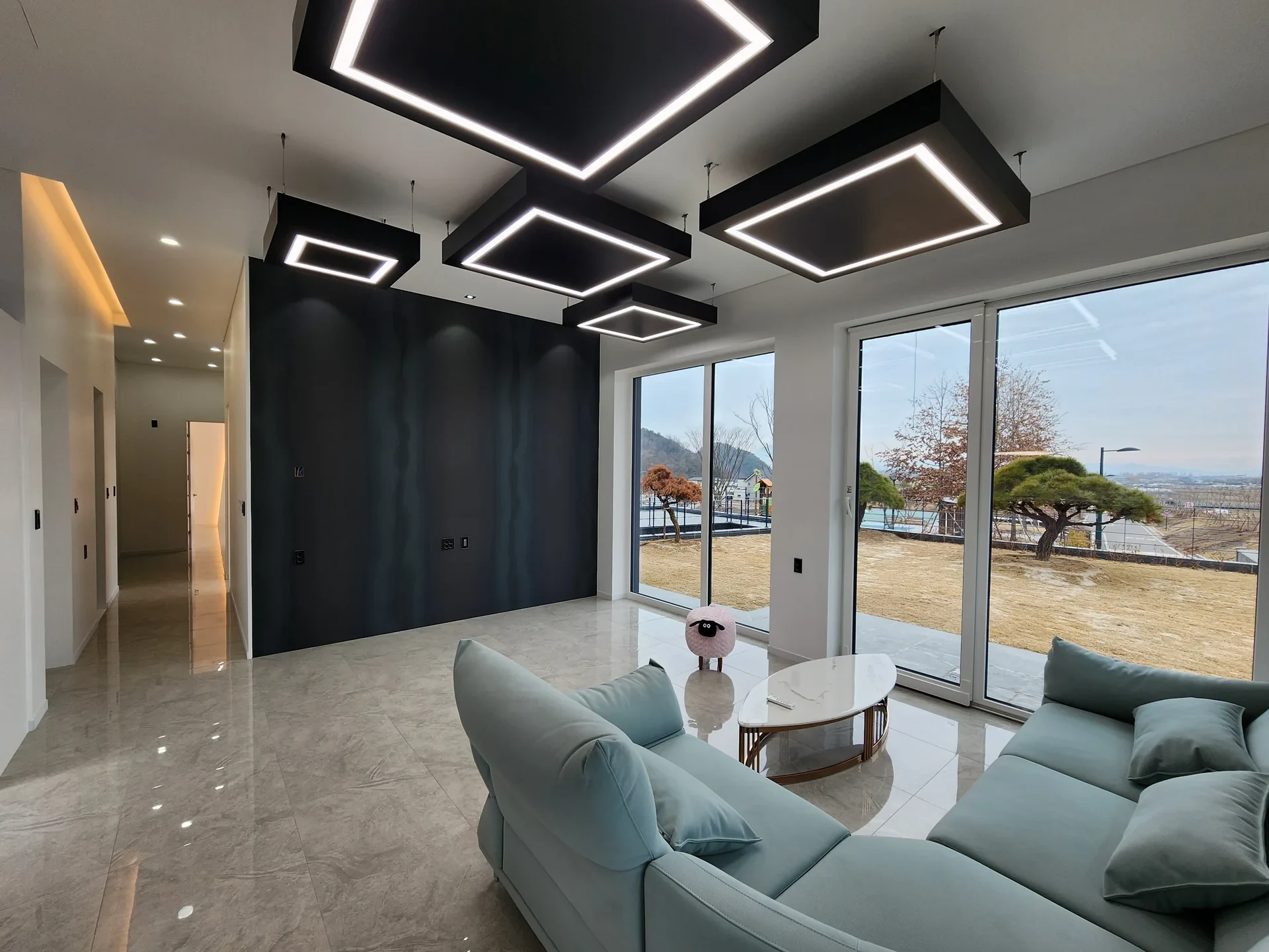 별의언덕의 사선과 조명이 만나는 실내