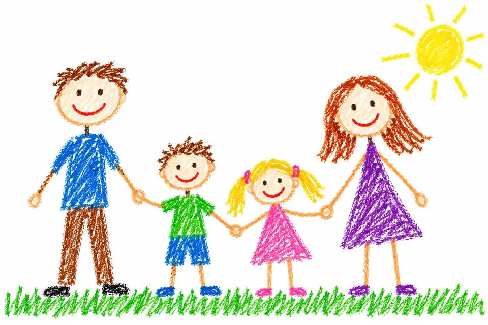 크레파스 그림: 해가 뜬 풀밭에서 네 식구가 손을 잡고 서 있다